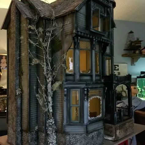 Creepy Dollhouse, Model Houses, Haunted House Diy, Doll House People, Casa Halloween, Creepy Houses, Haunted Dollhouse, Halloween Miniatures, Haunted Dolls