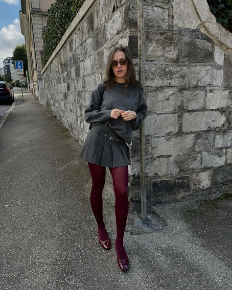 Taking inspiration from the latest autumn trends with this chic look: pleated skirt, cozy sweater, and bold burgundy tights. Follow @ivilina_ivi for more seasonal outfit ideas and fall fashion inspo. #outfitautomne #lookdautomne #outfitinspiration #styleinspiration #frenchgirlstyle #fallfashion #autumnstyle #outfitautomne2024 Pleated Skirt With Tights, Mini Skirt Autumn Outfit, Burgundy Tights Outfit, Burgundy Skirt Outfit, Burgundy Tights, Short Skirts Outfits, Burgundy Skirt, Outfit Autumn, Autumn Trends