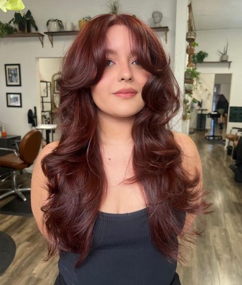 21 Layered Wavy Hair Ideas For A Lively And Dynamic Look Framing Long Layers, Ginger Hair On Latina, Face Framing Long Layers, Red Hair Layers, Layered Wavy Hair, Wavy Hair Ideas, Kitty Couple, Long Layered Hair With Bangs, Copper Brown Hair