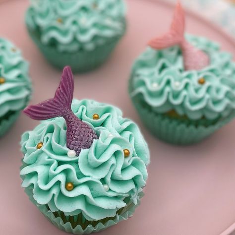 Ocean Theme Cupcakes Kids, Sea Cupcake Ideas, Ocean Cupcakes Ideas, Mermaid Cupcakes Ideas, Mermaid Birthday Cupcakes, Ocean Themed Cupcakes, Octopus Cupcakes, Beach Themed Cupcakes, Under The Sea Cupcakes