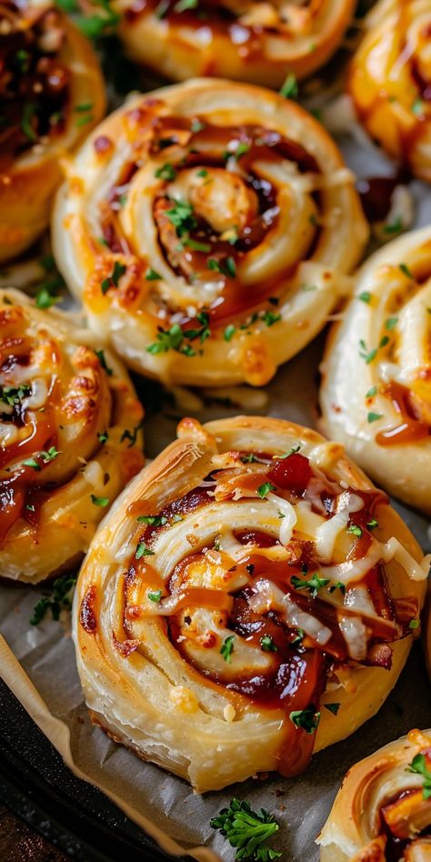 Cheesy BBQ Chicken Pizza Rolls [55 Minutes] - Chasety Recipes Using Pizza Rolls, Creative Meal Ideas, Family Dinner Ideas Kids, Easy Party Meals, Pinwheel Snacks, Dinner Around The World, Pizza Cinnamon Rolls, Savory Lunch, Chicken Pizza Recipes