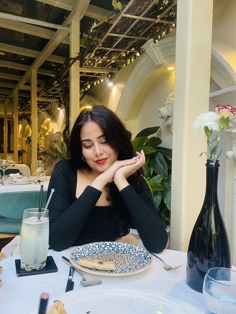 Birthday Poses In Cafe, Cafe Pose Reference, Beach Restaurant Photography, Hotel Poses Ideas, Poses At Restaurant, Restaurant Poses Instagram, Dinner Poses, Restaurant Poses, Cafe Pose