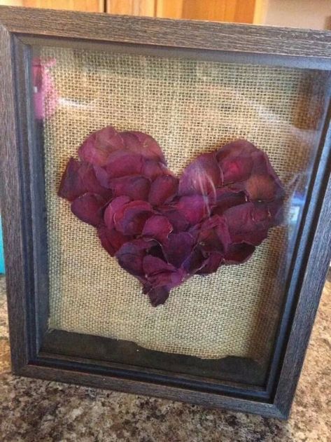 DIY Ideas With Rose Petals - Rose Petal Shadow Box - Crafts and DIY Projects, Recipes You Can Make With Rose Petals - Creative Home Decor and Gift Ideas Make Awesome Mothers Day and Christmas Gifts - Crafts and Do It Yourself by DIY JOY http://diyjoy.com/diy-ideas-rose-petals Rose Petals Craft, Dried Flowers Diy, Dried Roses, Drying Roses, Rose Crafts, Memorial Flowers, Diy Event, Dried Rose Petals, Diy Bricolage