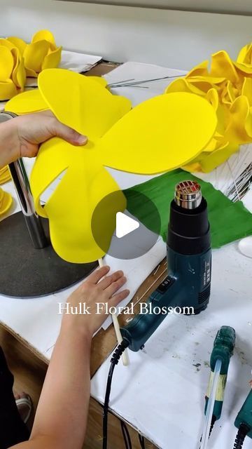 Hulk ~Floral Blossom on Instagram: "The whole process of making the giant osmanthus flower. EVA foam material
#hulkfloralblossom #giantflower #flowerphotography #flowerdecoration #eventplanners #handmadeflowers #handmadecrafts #weddingdesigners #eventdecoration #eva #flowerdecor" Giant Foam Flowers Diy, Foam Flowers Diy, Eva Foam Flowers, Foam Flower Bouquet, Osmanthus Flower, How To Make Foam, Giant Flowers Diy, Flower Foam, Corporate Events Decoration