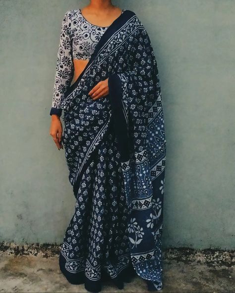 Indigo Saree With White Blouse, Indigo Blouse Designs, Indigo Saree Blouse Designs, Indigo Cotton Saree, Indigo Saree Styling, Simple Cotton Saree, Kalamkari Blouse Designs, Indigo Saree, Kerala Saree Blouse Designs