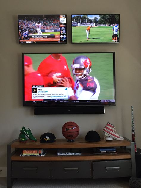 The ultimate multiple screen TV wall in his sports room. Man Cave Bar Diy, Recreational Room, Man Cave Basement, Man Cave Home Bar, Sports Room, Diy Bar, Man Cave Bar, Living Room Tv Wall, Wall Mounted Tv