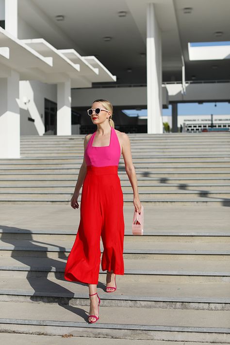 Bright jumpsuits with pink and red accessories // Spring jumpsuit outfit on Atlantic-Pacific Red Jumpsuits Outfit, Pink Jumpsuits Outfit, Vs Pink Outfit, Concept Shoot, Bright Outfit, Bright Outfits, Look Rose, Pink Jumpsuit, Jumpsuit Outfit