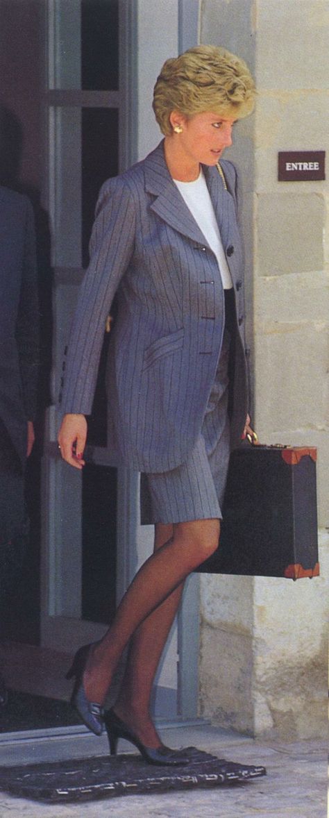 1994 05 25 Princess Diana flew to Geneva for meetings with the International Red Cross and Red Crescent societies Princess Diana Fashion, Princess Diana Pictures, Princes Diana, The Fashion Spot, Diana Fashion, Grey Suit, Lady Diana Spencer, Diana Spencer, Princesa Diana