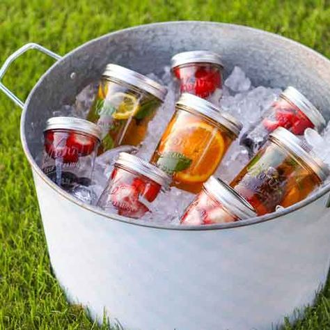 Party Drink Ideas to wow your guests—by a professional party planner Picnic Hack, Types Of Drinks, Food Vibes, Picnic Recipes, Sun Tea, Picnic Food, Outdoor Picnic, Picnic Foods, Flavored Water