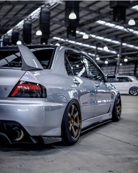 8,885 Likes, 27 Comments - MODMEN (@modifiedmentors) on Instagram: “Evo 😧🔥 VIA: @ttn91 #ModifiedMentors - #ModMen - - #modifiedcars #slammed #static #volksracing #car…” Evo 9, Evo 8, Mitsubishi Cars, Lancer Evo, Best Jdm Cars, Mitsubishi Evo, Drifting Cars, Mitsubishi Lancer Evolution, Street Racing Cars