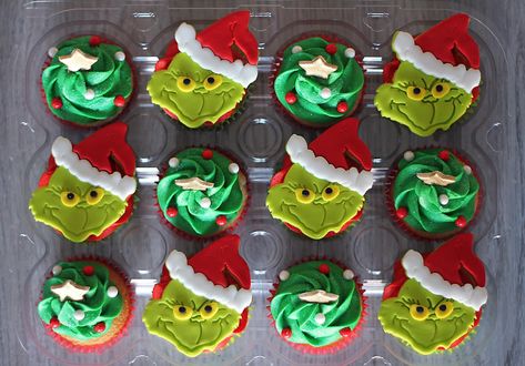 The Grinch Cupcakes, Grinch Cupcake Cake, Grinch Cupcakes Ideas, Grinch Cupcakes, Grinch Cake, Black Frosting, Home Bakery Business, How To Stack Cakes, Grinch Party