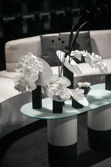 Home decor ideas, stylish living room decor, trending home decorations, ideas for an interior designer, inspiration for a decorator, white orchids in a vase, minimalist style in interior design, brutalism in interiors, gray shades in interior design, trendy gray color in interior, home decor trends 2024 Black And White Event, Black And White Centerpieces, Home Decorations Ideas, Luxury Event Decor, Modern Wedding Design, Event Entrance, Vase Minimalist, Floral Art Arrangements, Gray Shades