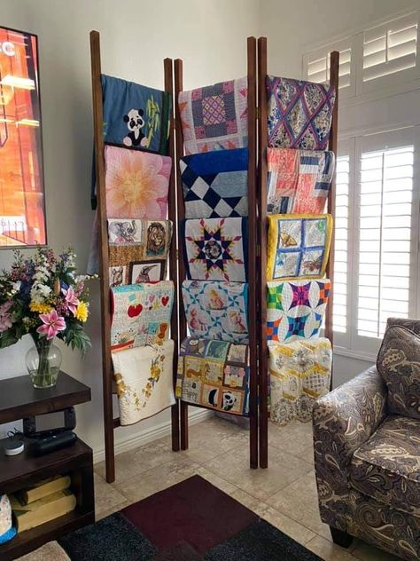 Quilt Booth Display Ideas, Afghan Display Ideas, Quilt Shop Display Ideas, Decorating With Quilts Ideas Display, Quilt Display Ideas Craft Fairs, Quilt Racks Ideas Standing, Quilt Racks For Walls, How To Display Quilts In Your Home, Ways To Display Quilts