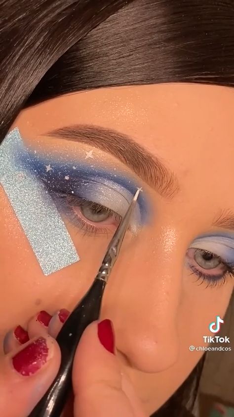 Galaxy Makeup Tutorial Step By Step, Easy Galaxy Makeup, Space Make Up Galaxy Makeup, Galaxy Makeup Halloween, Moon Face Makeup, Blue Galaxy Makeup, Cosmic Makeup Looks, Cosmic Eye Makeup, Astronaut Makeup Halloween