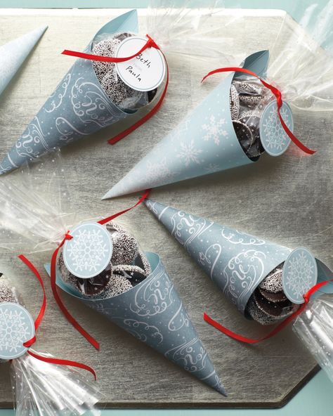 The icy color palette of these cone-shaped treat bags shows chocolate, snowy or brightly decorated cookies at their best—and the cellophane bag inside holds the treats safely. #marthastewart #christmas #diychristmas #diy #diycrafts #crafts Cookie Wrapping Ideas, Cookie Gift Packaging, Diy Christmas Cookies, Christmas Cookies Packaging, Cookies Packaging, House Gift Box, Christmas Cookies Gift, Holiday Cookies Christmas, Cookie Packaging