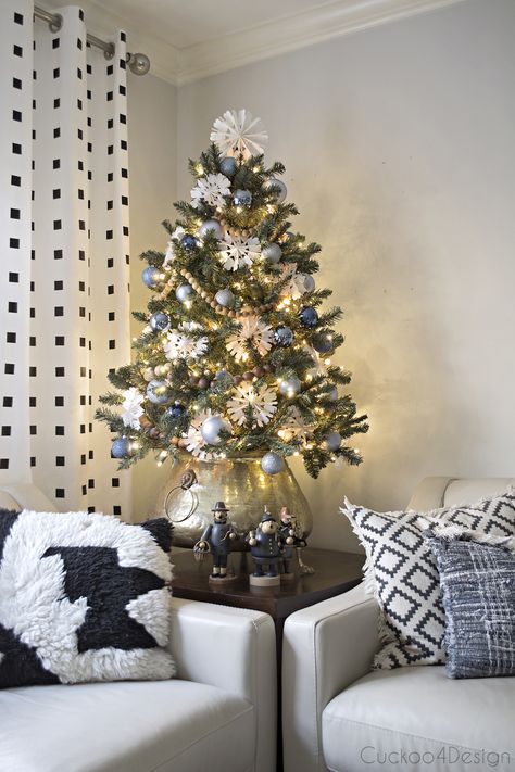 Christmas Decoration Ideas For Home, Small Christmas Tree Decorations, Small Christmas Tree Ideas, Christmas Living Room Decorations, Snowflakes Decor, Room Decorations Ideas, Crismas Tree, Eclectic Christmas, Small Christmas Trees Decorated