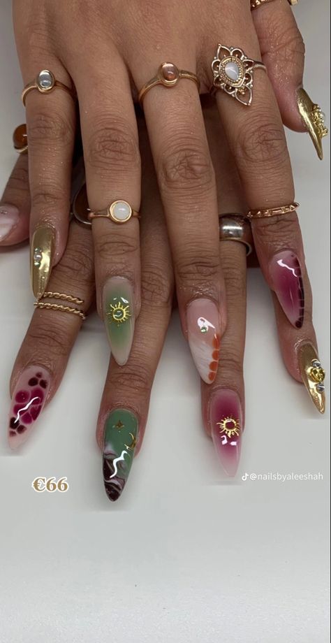 Acrylic Wrap Nails, Nails Acrylic Crazy Art Ideas, 5d Eyelash Extensions, Nails From The 90s, Gold Jewelry Nails, Mob Wife Nails Aesthetic, Shell Inspired Nails, Funky Elegant Nails, Maximalist Nails Aesthetic