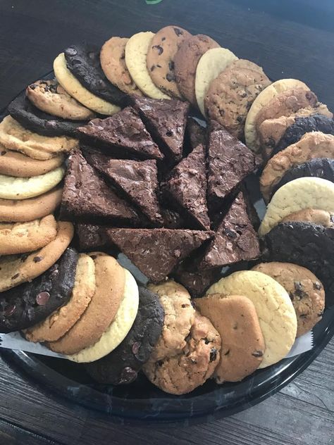 A platter of cookies & brownies turns any meeting into a party! Brownie Platter Presentation, Cookie Platter Wedding, Cookie And Brownie Platter, Brownie Board Platter, Cookie Board Platter, Birthday Cookie Platter Ideas, Cookie And Brownie Bar Wedding, Brownie Platter, Catering For Parties