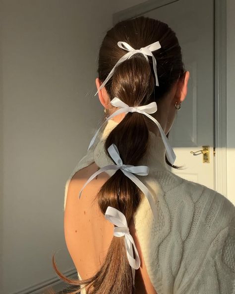 Balletcore ponytail hairstyle perfect for Halloween, fall hairstyles, easy hair for school Messy Pixie Haircut, Spring Haircuts, Κούρεμα Bob, Birthday Hairstyles, Easy Bun Hairstyles, Bow Hairstyle, Fishtail Braid, Ribbon Hairstyle, Classic Hairstyles