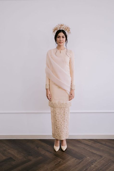 Kebaya Skirt Design, Baju Kurung Songket Modern, Malay Wedding Dress Songket, Baju Kurung Wedding, Songket Dress Modern, Songket Wedding Dress, Songket Kurung, Dress Songket, Malay Wedding Dress