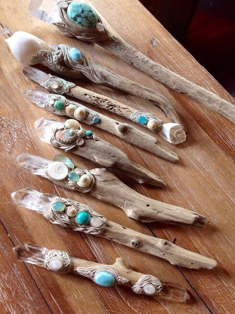 Driftwood wands........ A Great Passion of Mine! Pagan Crafts, Driftwood Projects, Cool Wood Projects, Witchy Crafts, Driftwood Crafts, Sea Witch, Beach Crafts, Crystal Wand, Driftwood Art