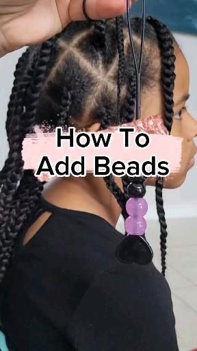 💜 The right way to add beads💜 Check more at https://howcandothis.com/hairstyleideas/%f0%9f%92%9c-the-right-way-to-add-beads%f0%9f%92%9c/ Beaded Braids Natural Hair, How To Bead Braids, Hair Bead Tutorial, Easy Hairstyles With Beads, How To Add Beads To Braids, Beads In Hair Tutorial, How Do You Put Beads In Your Hair, How To Put Beads On Braids, Kids Braids With Beads Natural Hair