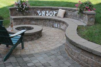 Patio Layout Design, Wall Bench, Terrasse Design, Patio Layout, Backyard Garden Layout, Sloped Backyard, Garden Fire Pit, Patio Makeover, Retaining Walls