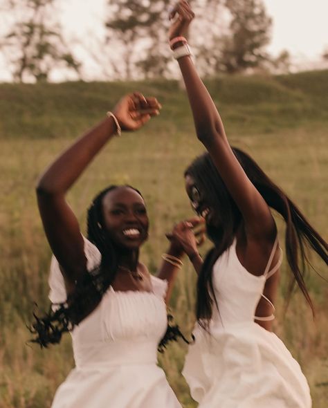 love this best friend duo 🌿🌸 #bestfriend #soulsisters #senior #seniorsunday #seniorpictures #graduation #photoshoot Black Sisters Aesthetic, Best Friend Duo, Bestie Shoot, Friend Duo, Sister Photoshoot, Sister Photography, Sisters Photoshoot, Sister Photos, Graduation Photoshoot