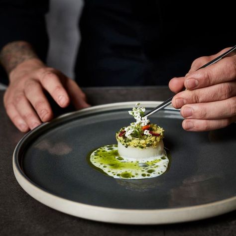 Michelin Restaurant Food, Michelin Food Photography, Lounge Blinds, Michelin Star Food Plating, Michelin Food, Types Of Cuisine, Ceramics Bowls Designs, Michelin Chef, Michelin Star Food