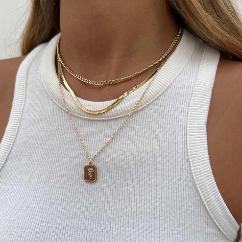 Layered Gold Jewelry, Mens Accessories Necklace, Necklace Combo, Gold Body Chain, Necklace Outfit, Pretty Jewelry Necklaces, Gold Jewelry Simple Necklace, Herringbone Chain, Trending Necklaces