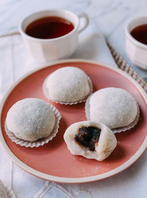 Red Bean Mochi Recipe, Red Bean Mochi, Red Bean Cake, Red Bean Dessert, Red Beans Recipe, Wok Of Life, Asian Dessert, Mochi Recipe, Bean Cake