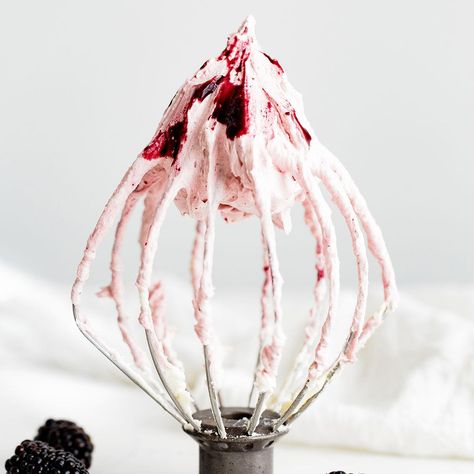 Blackberry Buttercream Cake Frosting Tips, Best Icing, Blackberry Buttercream, Fluffy White Frosting, Homemade Frosting Recipes, Easy Buttercream Frosting, Easy Easter Desserts, Frosting Recipes Easy, Amazing Chocolate Cake Recipe