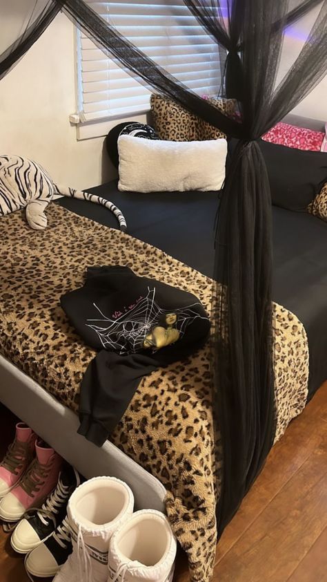 Black And Leopard Bedroom, Simple Y2k Room, Cheetah Print Room Ideas, Leopard Print Room, Cheetah Print Rooms, Leopard Print Bedroom, Luxury Dorm Room, Leopard Bedding, Luxury Room Bedroom