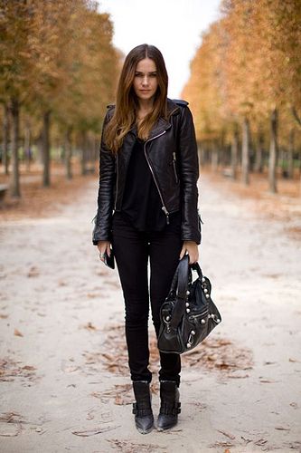 all black everything - black shirt, skinny black pants, black ankle boots, black leather jacket, and black bag. Rocker Chic, Bohol, Moda Rock, Leather Jacket Outfits, Mode Casual, Looks Black, All Black Outfit, Looks Chic, 가을 패션