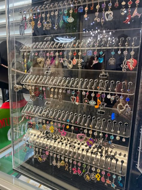 Piercing Store Interior, Piercing Shop Aesthetic, Cute Belly Rings, Belly Piercings, Bellybutton Piercings, Belly Button Piercing Jewelry, Belly Piercing Jewelry, Cool Piercings, Navel Jewelry