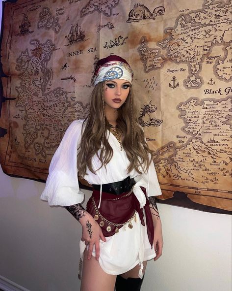 Pirate Theme Costume Ideas, Bartender Halloween Costumes, Mafia Theme Party Outfit, Pirate Costume Hair, Pirate Inspired Outfits, Air Costume, Pirate Vibes, Costumes Faciles, Pirate Girl Costume