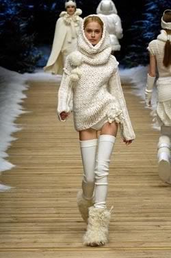 Inguna Butane, Runway Fashion Couture, White Clothing, Winter Mode, Fur Boots, Mode Inspo, Winter White, Fashion Killa, Look Cool