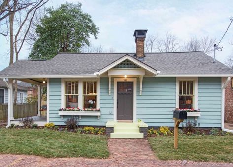 Eyesore No More: An Old Cottage in Atlanta Gets a New Look Home Remodeling Exterior, Renovation Exterior, Piscina Interior, Southern Living House Plans, Little Cottages, Small Cottages, Cottage Wedding, Storybook Cottage, Tiny Cottage