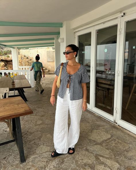 island life 🍦 | Instagram Island Core Outfits, Casual Beach Outfit Ideas, Hawaii Outfit Ideas, Puerto Rico Outfits, Carribean Vacation Outfits, White Linen Pants Outfit, White Linen Skirt, Linen Pants Outfit, Island Outfit