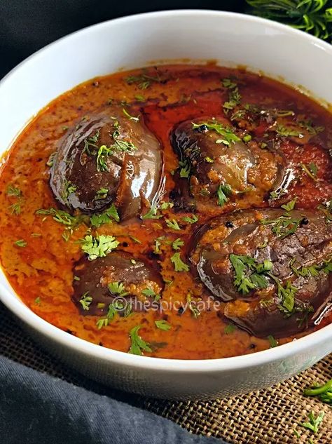 Eggplant Curry Indian, Brinjal Recipes Indian, Konkani Recipes, Curry Indian, Peanut Curry, Maharashtrian Recipes, Eggplant Curry, Dhokla Recipe, Stuffed Eggplant