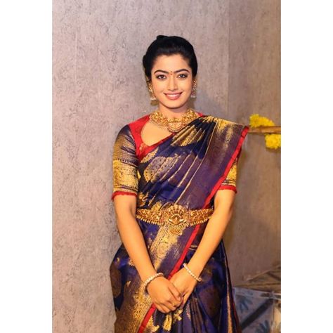 MugdhaArtStudio on Instagram: “As we continue the legacy of Paramparaagat, traditional india with the contemporary art and design, now challenging a women's emotion and…” Pelli Sarees, Priya Anand, My Woman, Bridal Blouses, Blouse Stitching, Fancy Saree, Rashmika Mandanna, Bride Portraits, Wedding Saree Collection