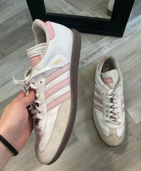 Adidas Sambas, Pretty Shoes Sneakers, Stunning Shoes, Hype Shoes, Shoe Inspo, Swag Shoes, Shoe Closet, Vintage Adidas, Adidas Samba