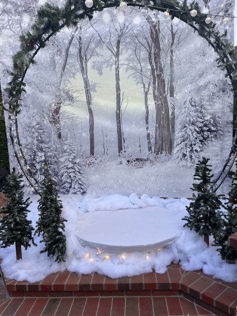 Diy Snowglobe Photo Booth, Snowglobe Backdrop, Snow Globe Photoshoot, Winter Formal Themes High School, Winter Wonderland Banquet, Snowglobe Photo Booth, December Party Themes, Snow Party Decorations, Winter Wonderland Dance