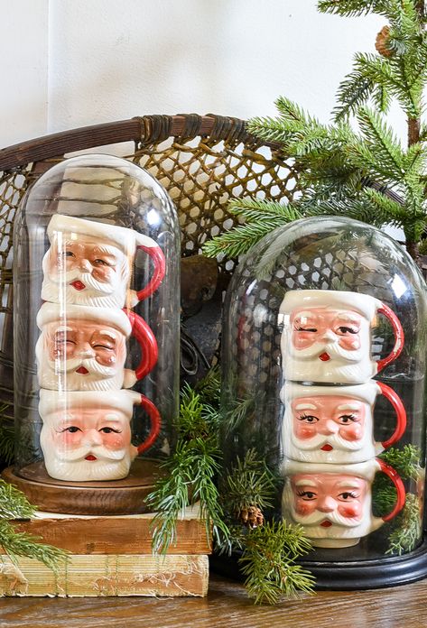 Natal, Vintage Santa Decorations, Vintage Santa Mug Display, Vintage Christmas Antique Booth, Christmas Mug Display Ideas, Vintage Santa Mug, Vintage Christmas Gift Ideas, Christmas Vintage Booth Display, Vintage Xmas Decor