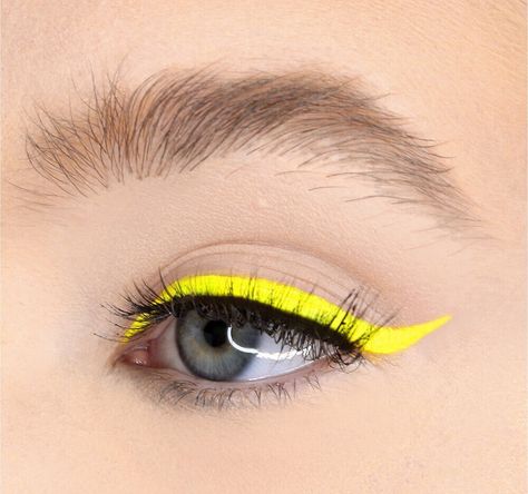 Beachy Makeup, Sport Makeup, Neon Cake, Green Tracksuit, Suva Beauty, Green Eyeliner, Liner Makeup, Cake Liner, Party Neon