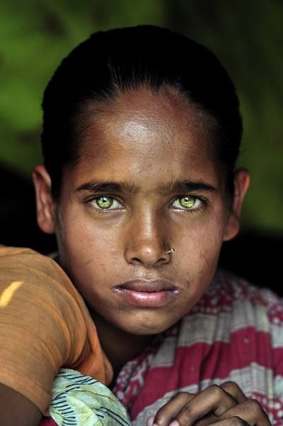 Gypsy Girl photographed by K M Asad- ONE EYELAND Most Beautiful Eyes, Stunning Eyes, Gorgeous Eyes, Human Face, People Of The World, Pretty Eyes, Interesting Faces, Cool Eyes, People Around The World