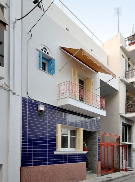 A Postmodern Mediterranean Interior Design - Petralona House in Athens by Greek Architects Point Supreme – Interior 3000 Greek Interior Design, Athens Apartment, Curved Roof, Mediterranean Interior Design, Narrow Street, Mediterranean Interior, Karpathos, Modern Urban, Architectural Inspiration