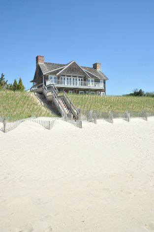 The Coastal Confidence│Home Inspiration│preppy, east coast, nautical, preppy lifestyle, traditional style, classic style, chic, ivy league, home inspiration, east coast homes House On The Beach, Carolina Do Norte, Hamptons Beach House, Edward Iii, Hamptons Beach, Summer Beach House, East Coast Beaches, Beach Property, Amazing Homes