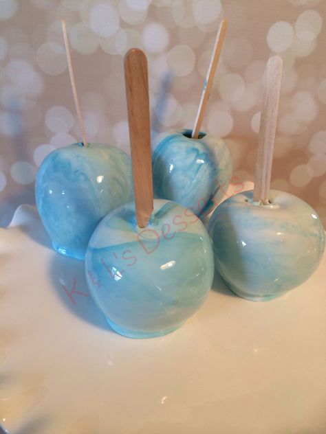 Marbled blue and white candy apples. Blue Candy Apples, Candied Fruit Recipes, Olaf Party, Candy Apple Recipe, Pink Sweets, Blue Desserts, Baby Shower Candy, Baby Shower Cake Pops, Apple White