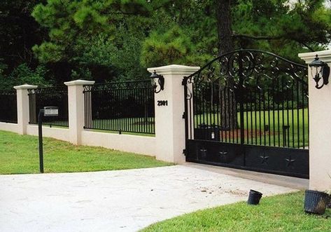 Front Yard Fence Ideas, Yard Fence Ideas, Modern Fence Design, Natural Fence, Yard Fence, Gate Ideas, Living Fence, Brick Fence, Front Yard Fence